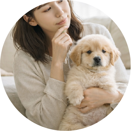犬を抱えてる困り顔の女性